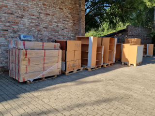 LED-Roehren-und-Bueromoebel